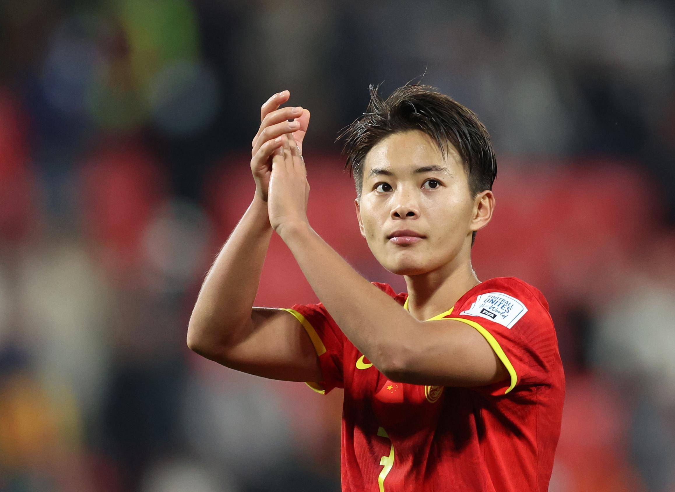 女子足球赛场上中国队表现出色获得认可